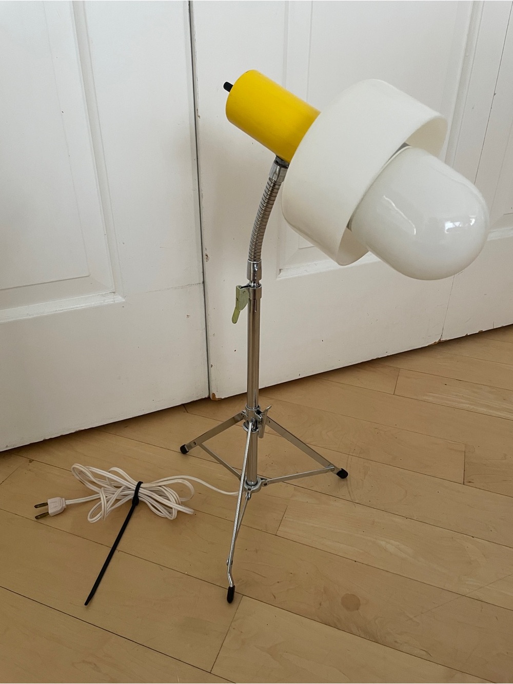 Vintage MCM Yellow White Adjustable Tripod Desk Lamp Gooseneck Chrome